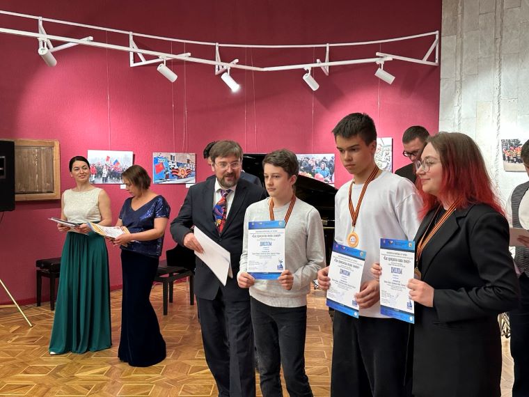 В Апатитах проходит большой музыкальный конкурс. Судьи выступают для зрителей
