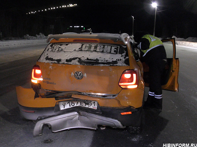 Пассажирке Hyundai потребовалась помощь медиков после ДТП на дороге Апатиты — Кировск
