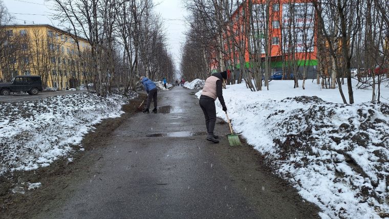 Общегородской субботник в Апатитах стал испытанием для самых стойких горожан