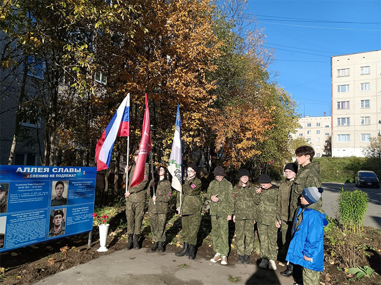 В Апатитах у детско-юношеской библиотеки теперь есть Аллея Славы