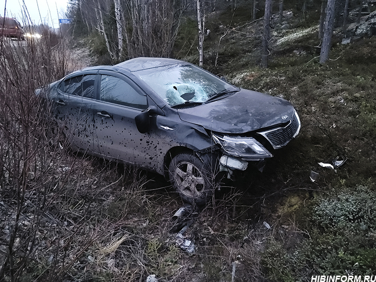 Kia всмятку, водитель цел. Под Апатитами машина ушла в кювет кувырком