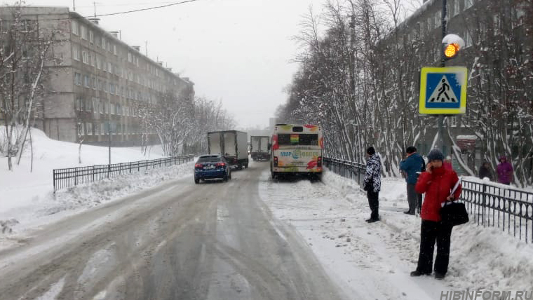 В Кировске автобус сбил пенсионера, на трассе "Кола" пострадала женщина