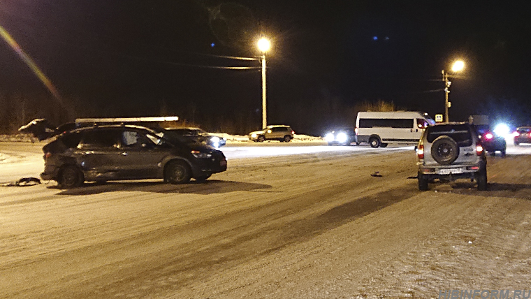 На дороге Апатиты — Кировск столкнулись три автомобиля - микроавтобус Peugeot, Ford C-Max и Chevrolet Niva