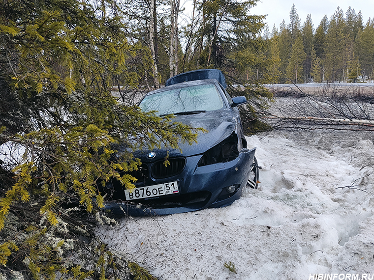 Под Апатитами с дороги вылетел BMW