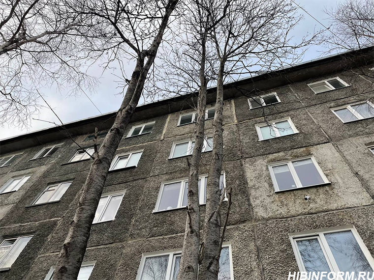 Двухлетняя девочка выпала с пятого этажа в Апатитах
