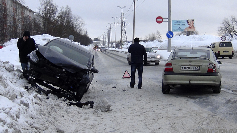 В Апатитах на улице Строителей столкнулись Kia и Opel, движение затруднено