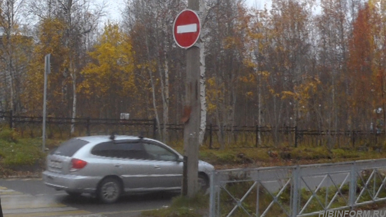 Апатитские водители не замечают "кирпич" на улице Московской