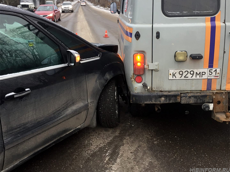 В Апатитах автомобиль спасателей попал в ДТП