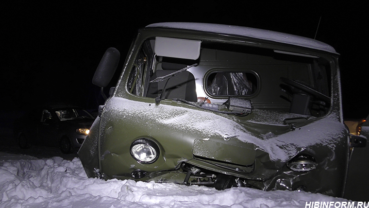 В лобовом столкновении на трассе Кировск — Коашва пострадали два человека