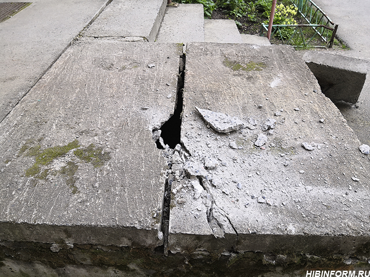 В Апатитах подростки сбросили с крыши дома на крыльцо подъезда бетонный блок