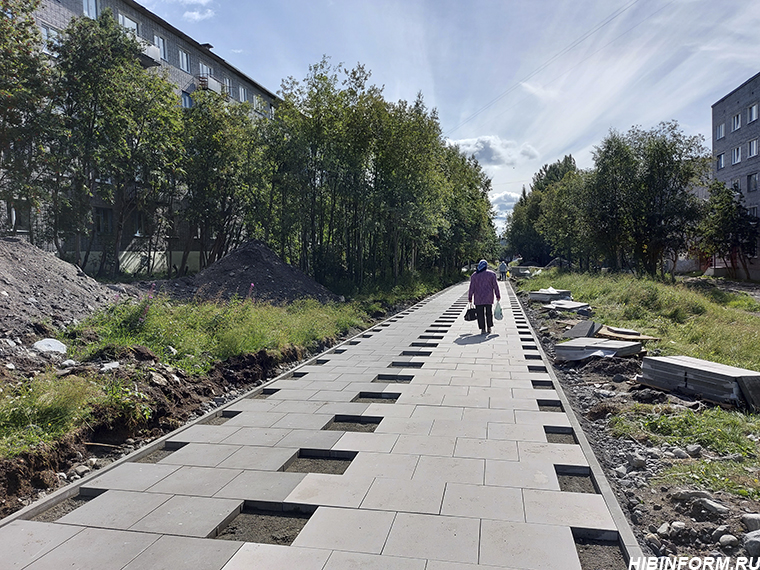Министр строительства и благоустройства посмотрела на реконструкцию улицы Дзержинского в Апатитах