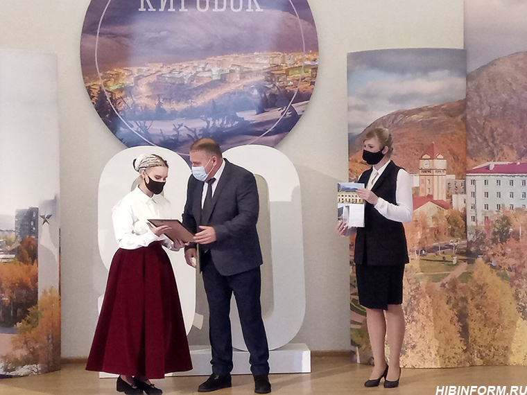 Юным кировчанам вручили премии и стипендии главы города