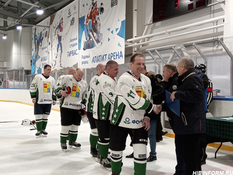Первый в истории Кировска переходящий Кубок главы города по хоккею остался на родине