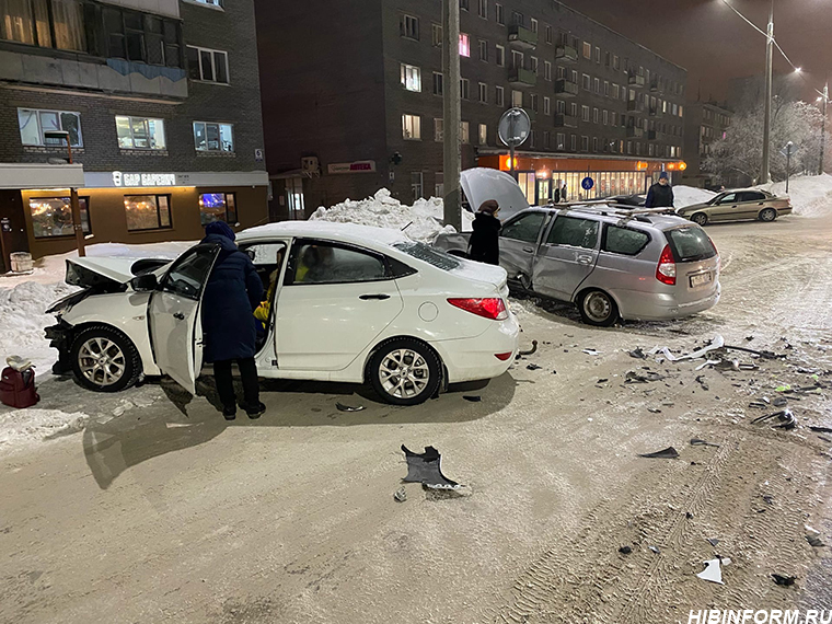 В Апатитах на улице Бредова не разъехались Lada и Hyundai