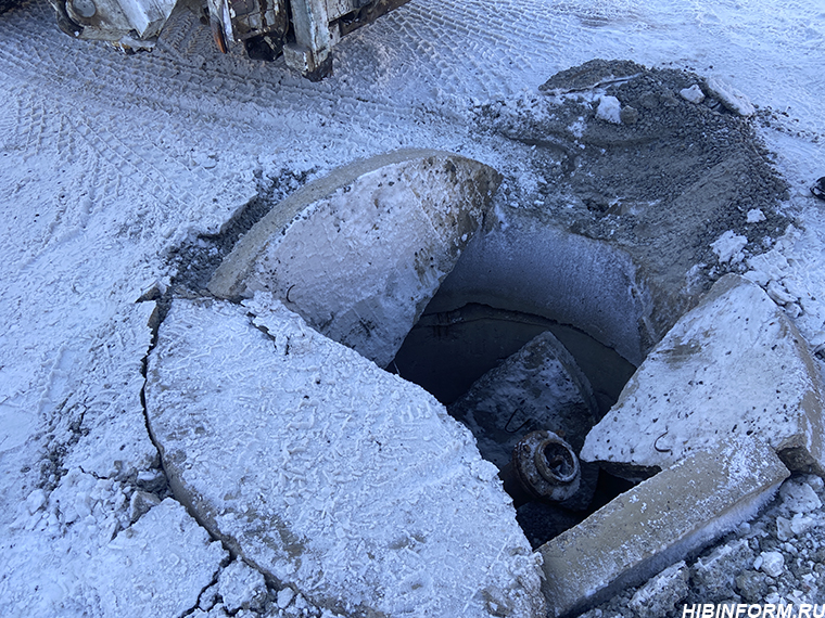 В Апатитах мусоровоз выломал бетонный люк диаметром полтора метра