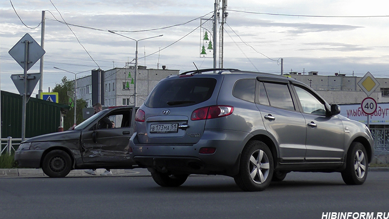 В Апатитах на перекрёстке, где недавно заработали светофоры, случилось ДТП