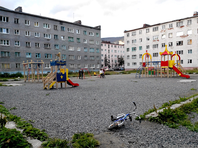 В Кукисвумчорре снесли детскую площадку трёхлетней давности, чтобы построить новую