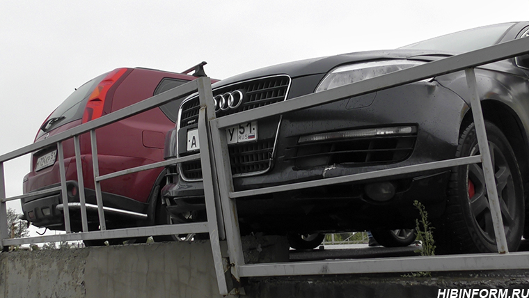 В Апатитах несчастливый Ford протаранил Audi Q7 и Nissan X-Trail