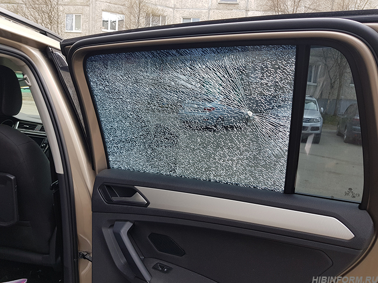 В Апатитах расстреляли "Фольксваген", владелец авто ищет свидетелей преступления
