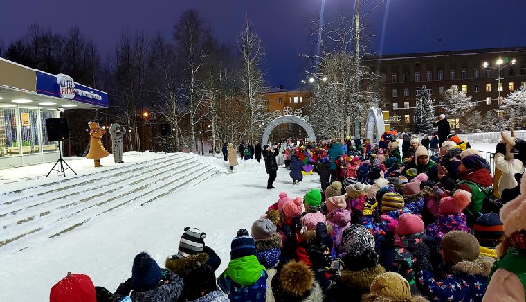 "Ёлочка, гори!" - в Апатитах провели первый новогодний праздник для детей