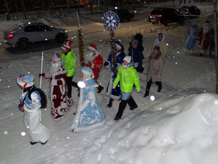 В Апатитах впервые прошёл парад Дедов Морозов и Снегурочек