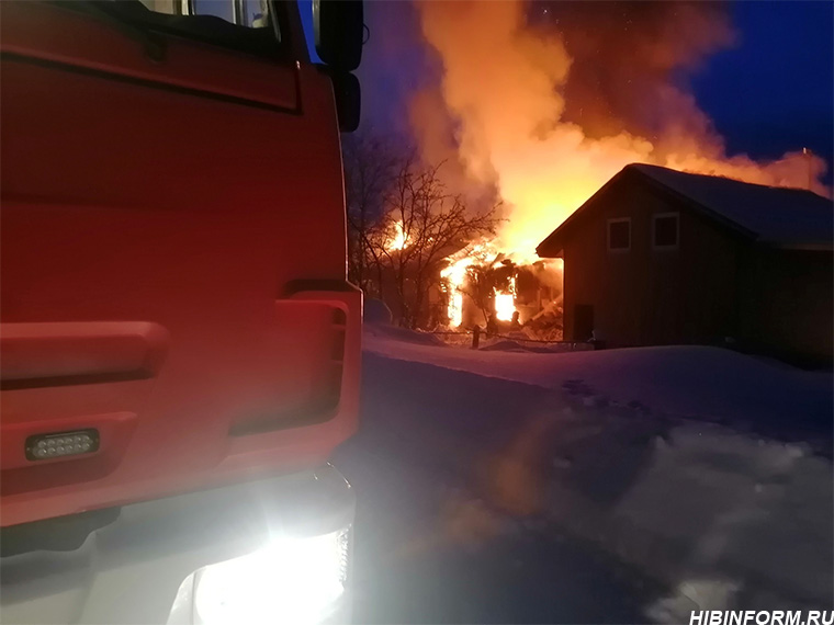 Под Апатитами пожарные пять часов тушили полыхающий дом