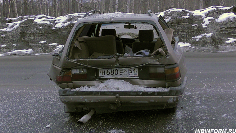 В Апатитах Mercedes задом выбил на дорогу с обочины припаркованный Volkswagen