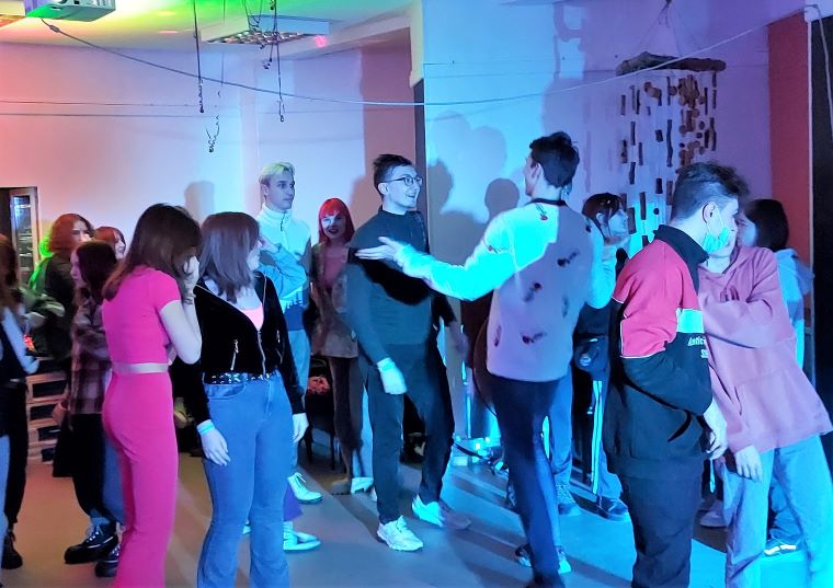 «Стильное время»: в апатитском молодёжном центре прошла вечеринка в атмосфере девяностых