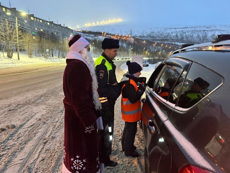 На кировских улицах водителей останавливал Дед Мороз