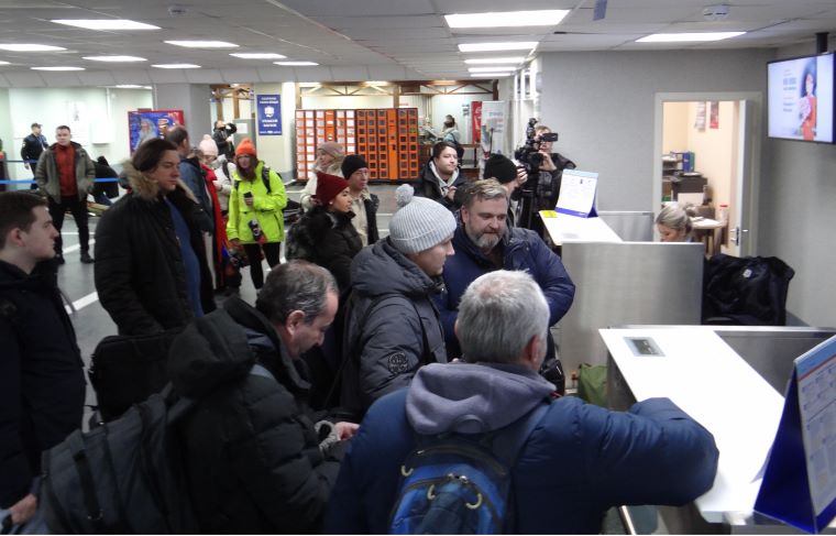 В аэропорту «Хибины» пассажиру вручили годовой билет на линии «Аэрофлота»
