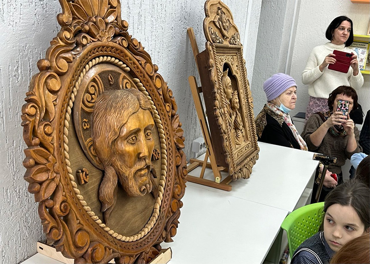 В Апатитах открылась выставка тактильных картин «Небесные покровители»