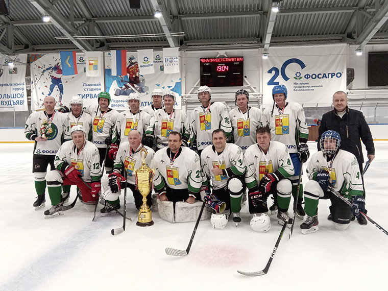 Первый в истории Кировска переходящий Кубок главы города по хоккею остался на родине