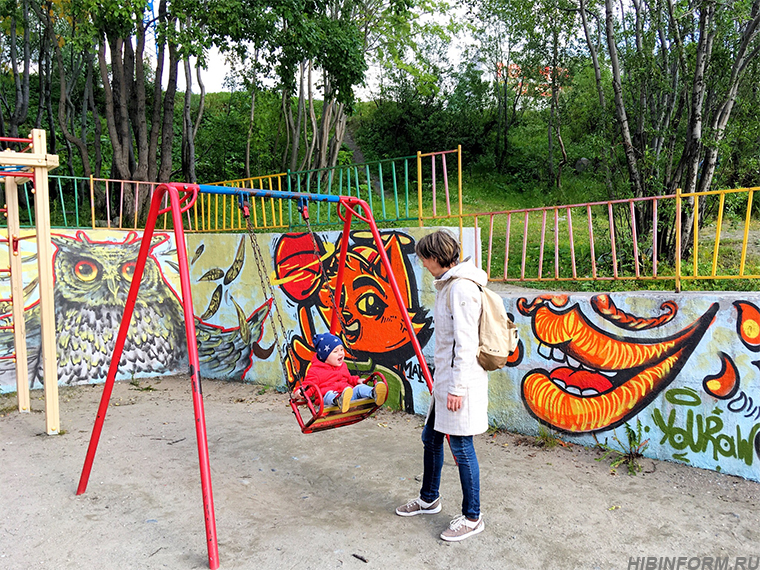 Художники разрисовали в Кировске не только дома, но и детскую площадку