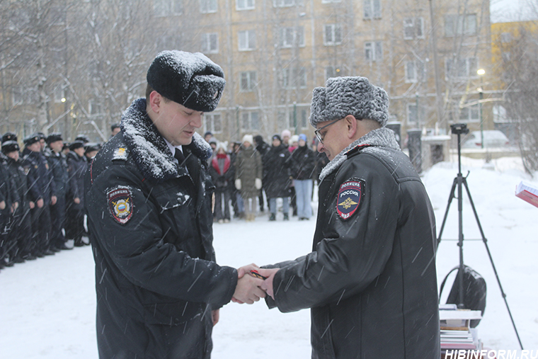 В Апатитах и Кировске наградили 117 полицейских