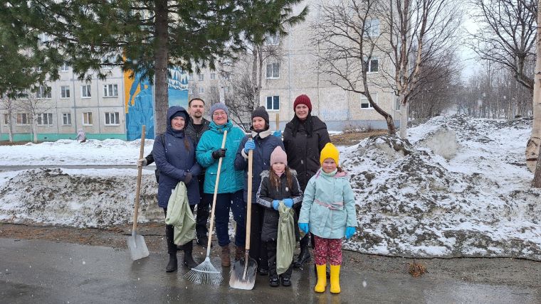 Общегородской субботник в Апатитах стал испытанием для самых стойких горожан