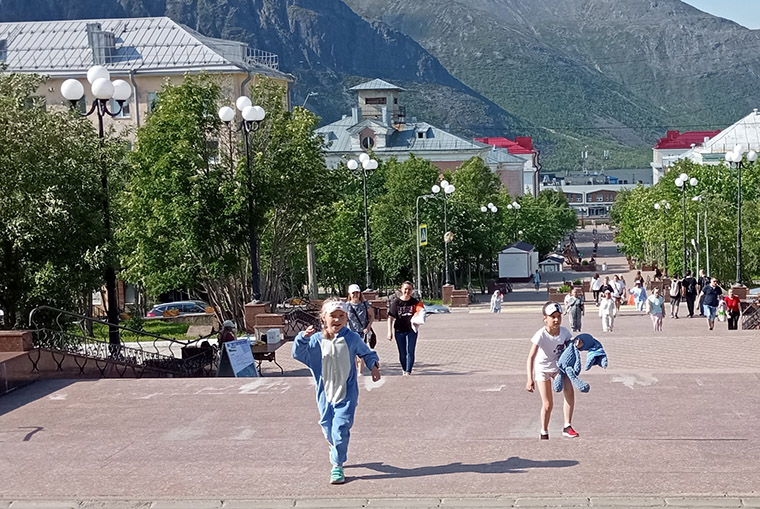 Забег в пижамах, конкурс зонтиков и много мастер-классов. День молодёжи в Кировске