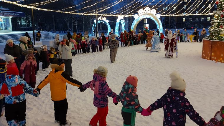 "Ёлочка, гори!" - в Апатитах провели первый новогодний праздник для детей