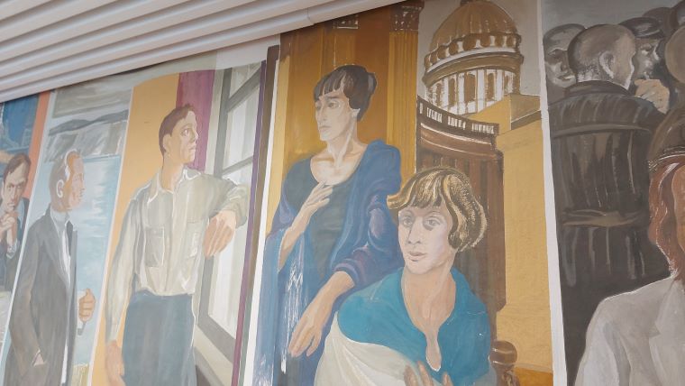Восстановленная роспись стен в библиотеке имени Ларисы Гладиной выглядит не как новая