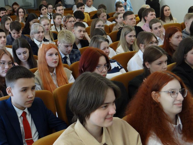 Для кировских школьников провели встречу с главой регионального минобрнауки