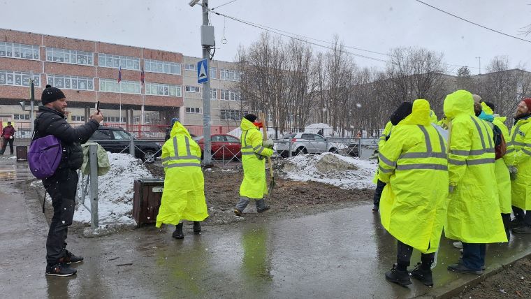 Общегородской субботник в Апатитах стал испытанием для самых стойких горожан