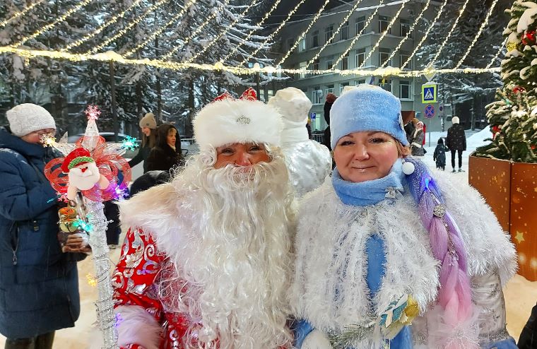 В Апатитах впервые прошёл парад Дедов Морозов и Снегурочек