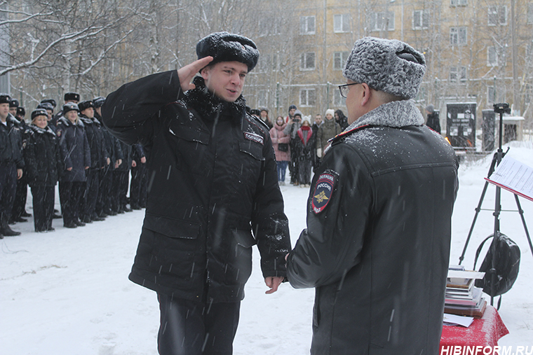 В Апатитах и Кировске наградили 117 полицейских