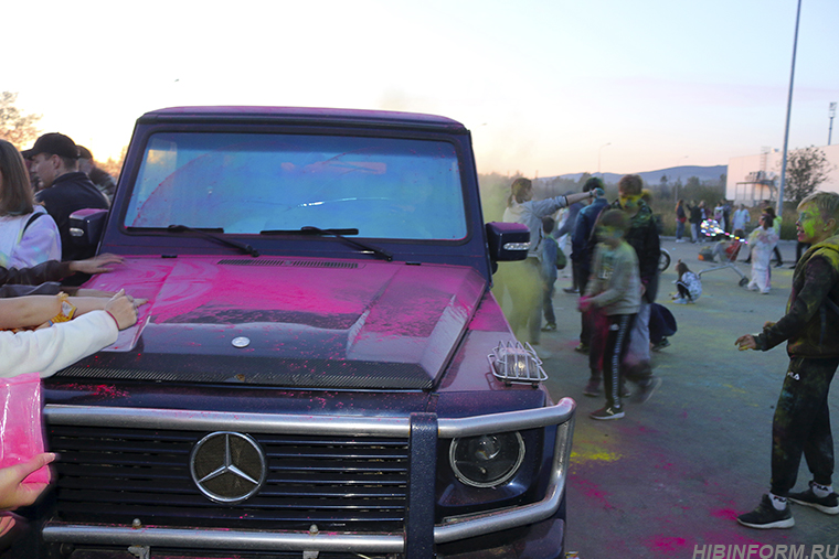 Участники фестиваля в Апатитах забросали «Гелендваген» розовой краской