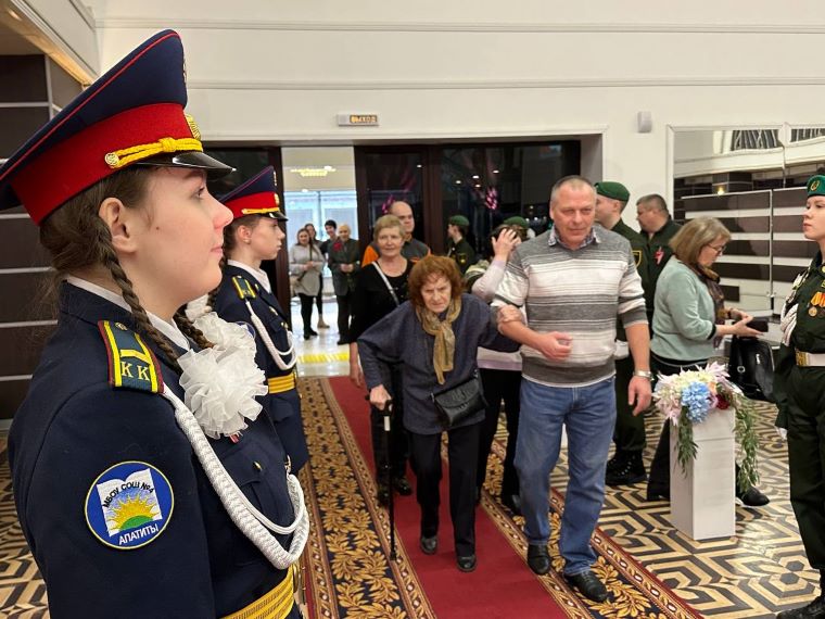 В Апатитах вручили медали ветеранам и провели для них праздничный концерт (+ВИДЕО)