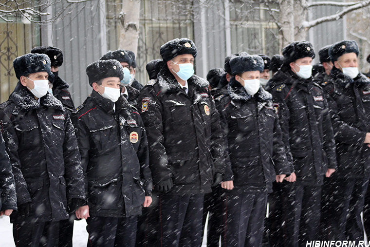 Полицейские Апатитов и Кировска отметили профессиональный праздник торжественным митингом