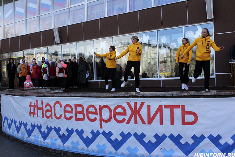 В Апатитах отметили Всемирный день танца уличным концертом, несмотря на погоду