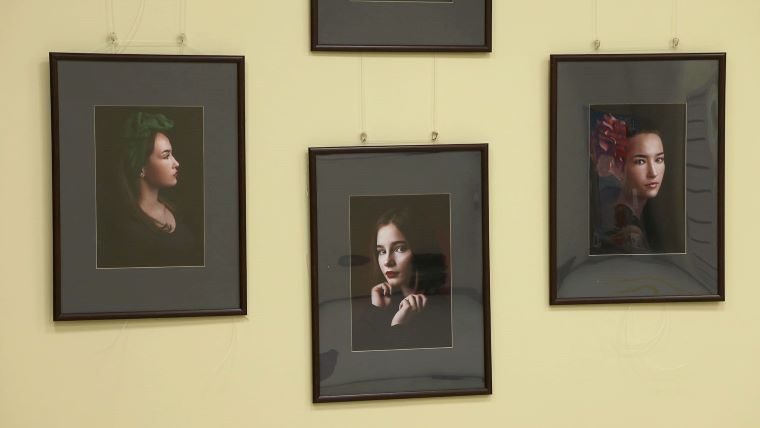 В Апатитах открылись две фотовыставки, посвящённые женщинам