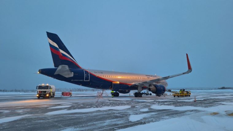 В аэропорту «Хибины» пассажиру вручили годовой билет на линии «Аэрофлота»