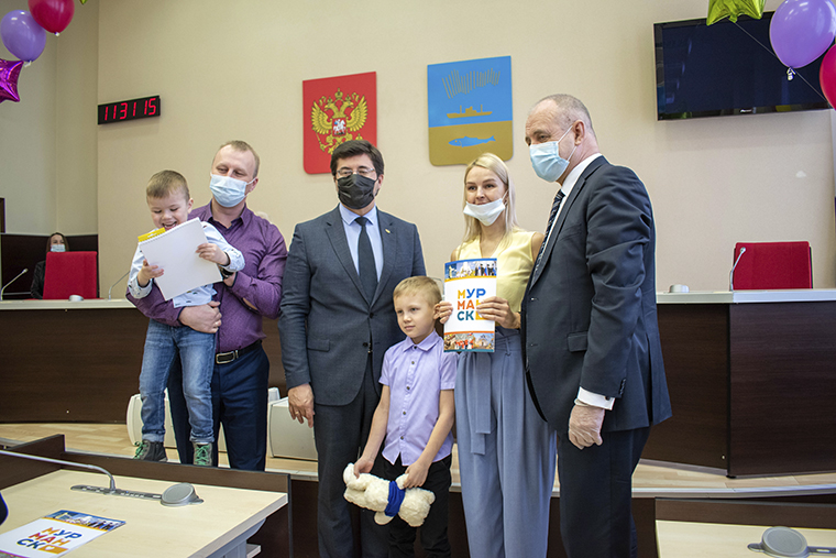 В Мурманске состоялось торжественное вручение свидетельств молодым и многодетным семьям города