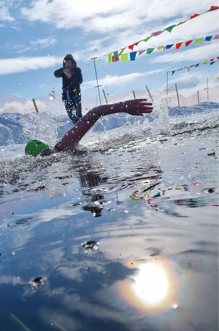 В Апатитах прошёл фестиваль любителей зимнего плавания (+ВИДЕО)